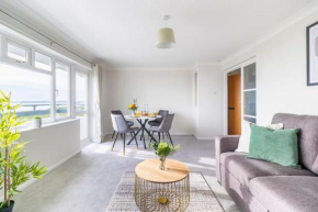 WOW! SeaView Beach Apartment Sleeps 6-Free Parking